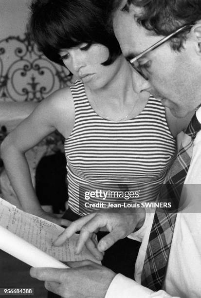 Le réalisateur Jean-Luc Godard et l'actrice Brigitte Bardot pendant le tournage du film ?Le Mépris?, en 1963, en Italie.