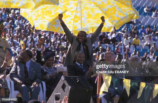 Homme politique sud-africain Nelson Mandela dans un meeting politique en mai 1990, lors des négociations pour la fin de l'apartheid en Afrique du Sud.