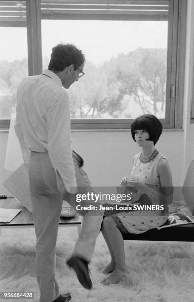 Le réalisateur Jean-Luc Godard et l'actrice Brigitte Bardot pendant le tournage du film ?Le Mépris?, en 1963, en Italie.