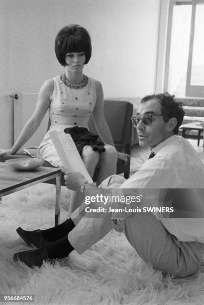 Le réalisateur Jean-Luc Godard et l'actrice Brigitte Bardot pendant le tournage du film ?Le Mépris?, en 1963, en Italie.