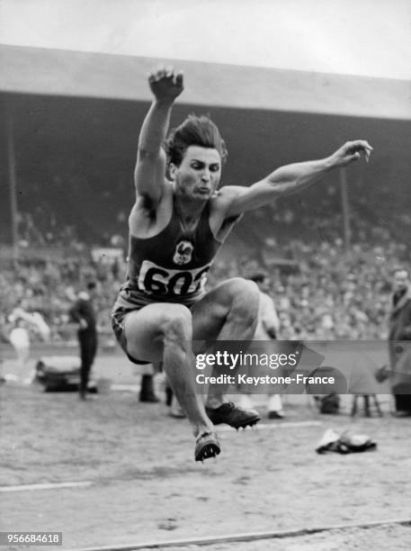 Le Français Jacques Cretaine au saut en longueur dans l'épreuve du décathlon au stade de Wembley, à Londres Royaume-Uni le 5 août 1948.