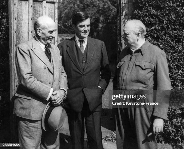 Joseph Davies, représentant personnel du président Truman, Monsieur Winant, ambassadeur américain à Londres et Winston Churchill photographiés dans...
