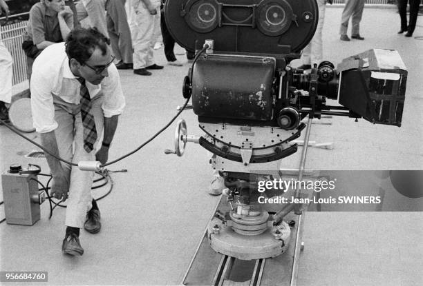 Le réalisateur français Jean-Luc Godard pendant le tournage du film ?Le Mépris?, en 1963, en Italie.