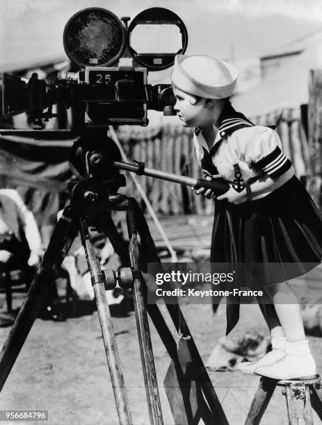 Carol Ann Beery, fille du célèbre acteur Wallace Beery, âgée de 4 ans, est déjà derrière la caméra, aux Etats-Unis en 1935.