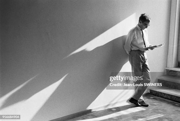 Le réalisateur français Jean-Luc Godard pendant le tournage du film ?Le Mépris?, en 1963, en Italie.