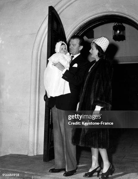 Hedy Lamarr, son époux John Loder et leur bébé Denise de 10 mois sortant de l'église après le baptême, aux Etats-Unis en 1945.