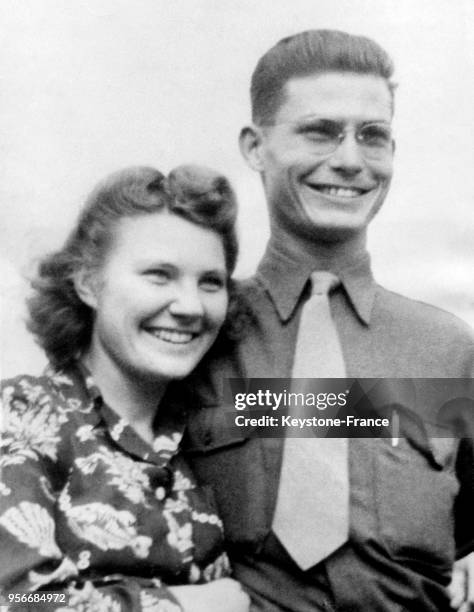 Le caporal Desmond T Doss avec sa femme Dorothy Schutte Doss aux Etats-Unis, le 10 août 1945.