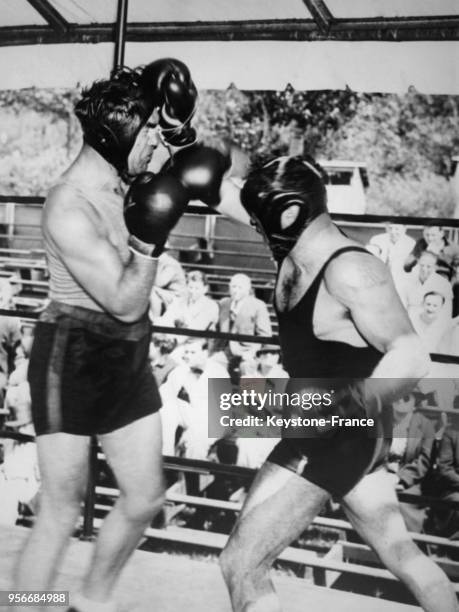 Entraînement du boxeur allemand Max Schmeling avec son partenaire Mickey MacAvoy au camp de Napanoch dans le New Jersey, le 11 juin 1936 aux...