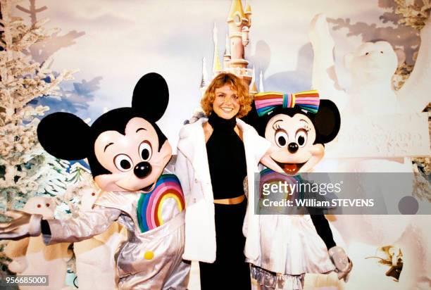 Alexandra Bronkers avec Mickey et Minnie à Disneyland Paris, en novembre 1997, France.