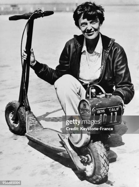 Aviatrice américaine Amelia Earhart posant à côté de sa trottinette à moteur, aux Etats-Unis en 1935.