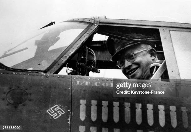 Le général Eisenhower aux commandes d'un bombardier pendant une visite à la Royal Air Force en avril 1944 au Royaume-Uni.