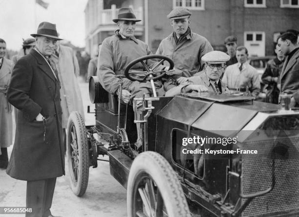 Sir Malcom et le pilote Selwyn Edge au volant d'une voiture Napier, au Royaume-Uni circa 1930.