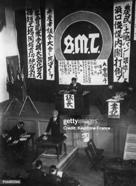 Le professeur Abe Isoo, leader du parti politique socialiste, faisant une discours aux membres de son parti, au Japon en 1931.