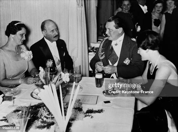 Le général Hermann Goering, l'ambassadeur André François-Poncet et son épouse et la femme de l'ambassadeur d'Italie, madame Attolico, au banquet de...