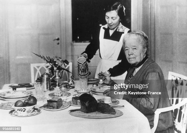 écrivain Selma Lagerlöf, la première femme à recevoir le prix Nobel de littérature, photographiée prenant son petit déjeuner dans sa ferme en Suède...