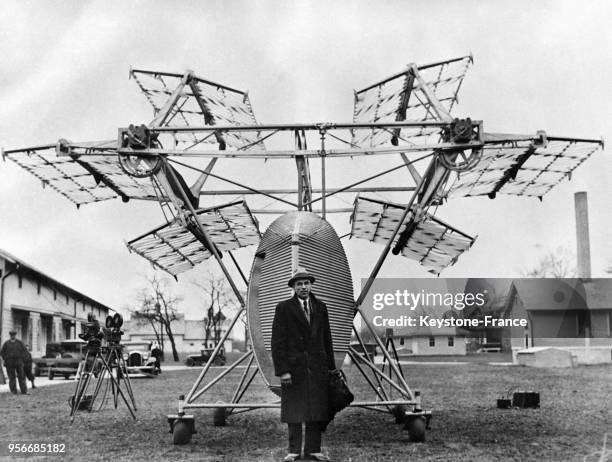 Ingénieur Jonathan Caldwell devant son nouvel avion imitant la technique du vol d'oiseau, aux Etats-Unis en 1933.