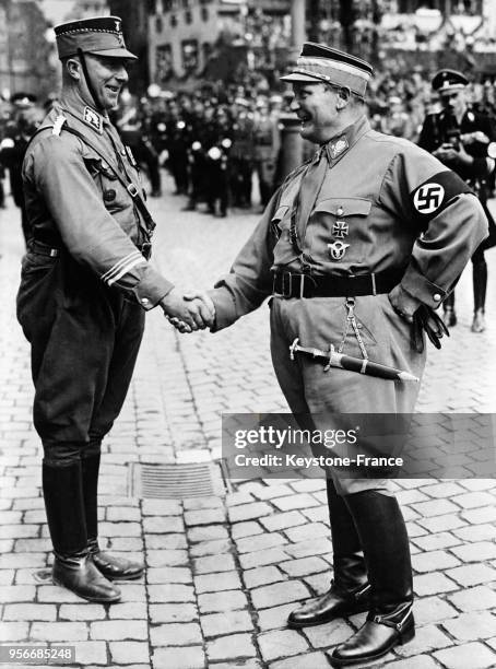 Hermann Goering en uniforme de milicien SA, serre la main à un officier, circa 1930 en Allemagne.