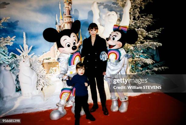 Mathilda May et sa fille Sarah entourées de Mickey et Minnie à Disneyland Paris, en novembre 1997, France.