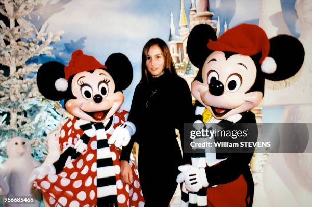 Vanessa Demouy entourée de Mickey et Minnie à Disneyland Paris, en novembre 1997, France.