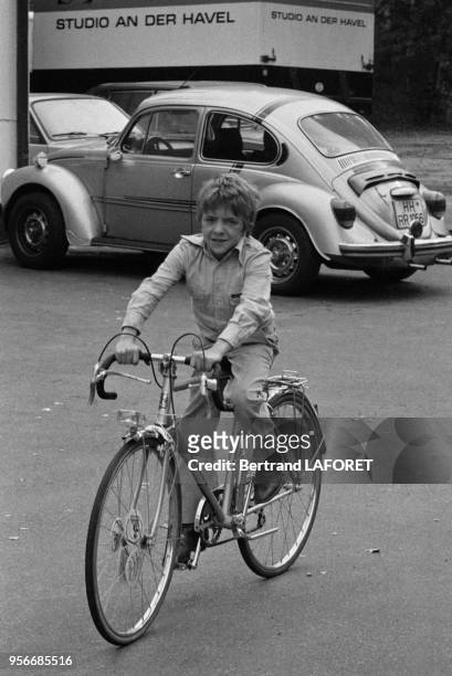 Le jeune acteur suisse David Bennent à vélo lors du tournage du film 'Lulu' le 1er octobre 1979 à Berlin, Allemagne.