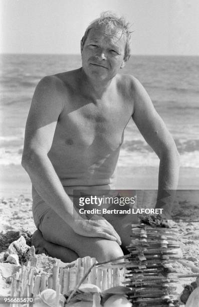 Acteur français Pierre Vaneck à la plage lors du tournage du film 'Le Soleil en face' réalisé par Pierre Kast en novembre 1978, Cabanas, Portugal.