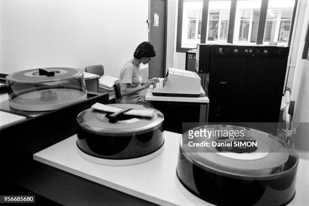 Opératrice de saisie sur ordinateurs 'Bull' à l'agence photographique Gamma en juin 1979, Paris, France.