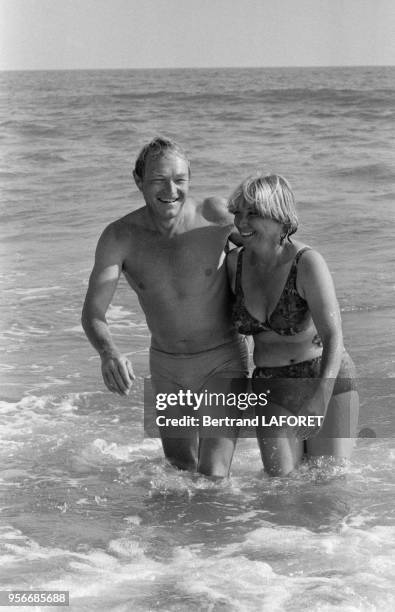 Acteur français Pierre Vaneck et sa femme à la plage lors du tournage du film 'Le Soleil en face' réalisé par Pierre Kast au Portugal, Cabanas,...