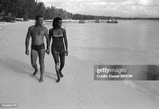 Eric Tabarly et fiancée Jacqueline sur la plage de Trou aux Biches à l'Ile Maurice en octobre 1979, République de Maurice.