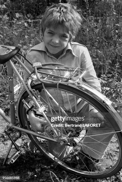 Le jeune acteur suisse David Bennent à vélo lors du tournage du film 'Lulu' le 1er octobre 1979 à Berlin, Allemagne.