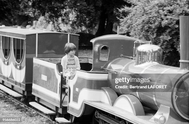 Chiara Mastroianni s'amuse sur les manèges d'un parc d'attractions à Paris en septembre 1976, france.