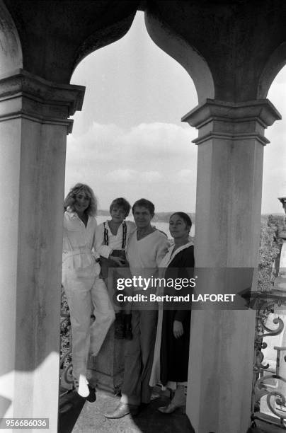David Bennent avec sa mère Diane, son père Heinz et sa soeur Anne lors du tournage du film 'Lulu' à Berlin le 1er octobre 1979, Allemagne.