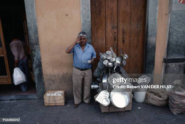 Vendeur de rue en septembre 1982 au Mexique.