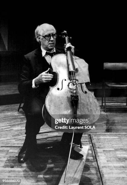 Portrait de Mstislav Rostropovitch, le célèbre violoncelliste soviétique en concert exceptionnel à la salle Pleyel le 12 novembre 1985 à Paris,...