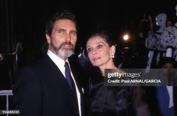 Portrait de l'actrice Audrey Hepburn et de son compagnon Robert Wolders assistant aux 40 ans de carrière du couturier Givenchy au musée Galliera en...