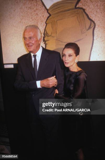 Portrait du couturier Hubert de Givenchy et de son égérie l'actrice Audrey Hepburn lors des 40 ans de carrière de Givenchy au Musée Galliera en...