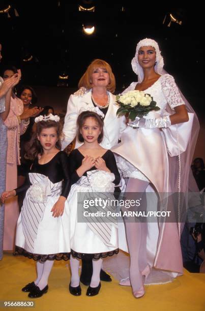 Portrait de Rose Mett, fondatrice de la maison de couture Torrente, avec sa famille et un de ses mannequins portant une robe de mariée au défilé de...