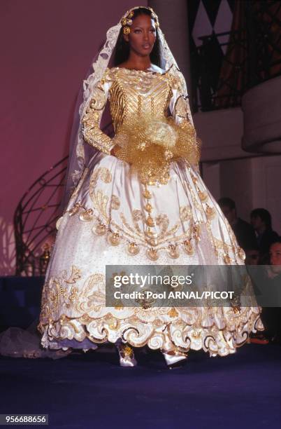 Portrait du mannequin Naomi Campbell en mariéeau défilé de haute-couture du couturier Versace pour la collection printemps-été en janvier 1992 à...