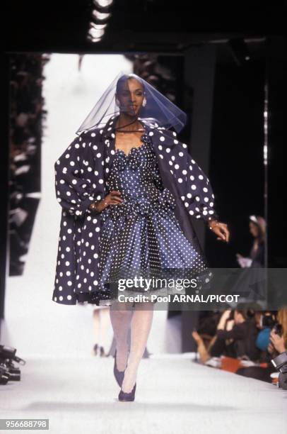 Un mannequin en robe à pois lors du défilé de haute-couture Nina Ricci pour la collection printemps-été 92 en janvier 1992 à Paris, France.