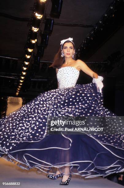 Un mannequin en robe à pois lors du défilé de haute-couture Nina Ricci pour la collection printemps-été 92 en janvier 1992 à Paris, France.