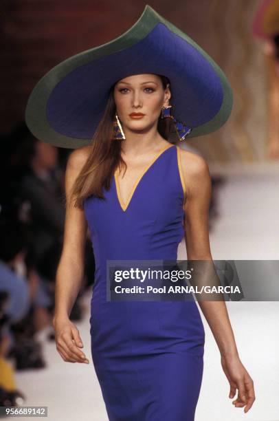 Le top model Carla Bruni lors du défilé Valentino Prêt-à-porter Printemps-Eté 1993 en octobre 1992 à Paris, France.