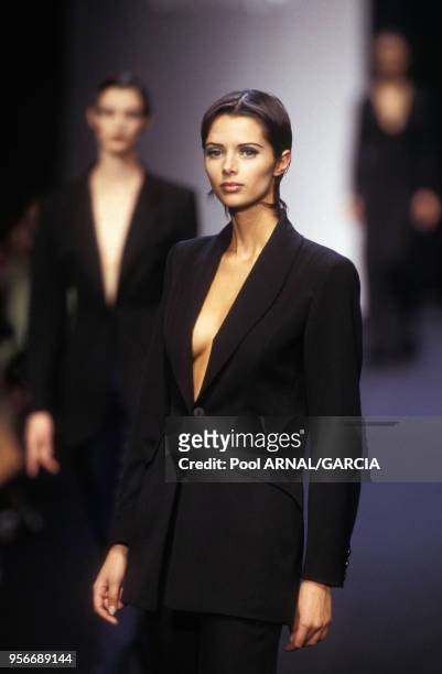 Le top model Heather Stewart-Whyte défile pour la maison Lanvin en mars 1993 à Paris, France.