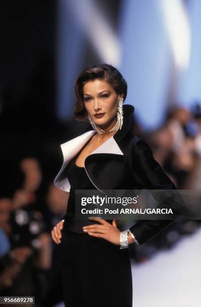 Le top model Carla Bruni défile pour Montana en mars 1992 à Paris, France.