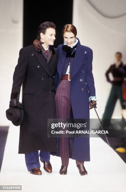 Francis Huster et Alessandra Martines défilent pour la maison Dior en mars 1993 à Paris, France.