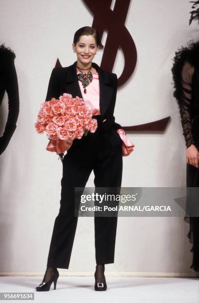 Le top model Loulou de la Falaise lors du défilé Yves Saint Laurent Prêt-à-porter Automne-Hiver 1993-1994 en mars 1993 à Paris, France.