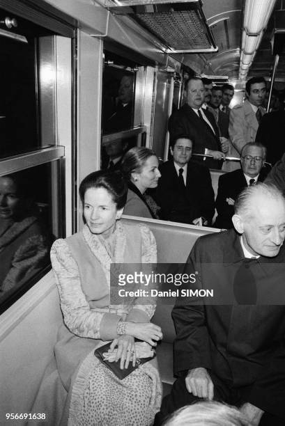 Anne-Aymone Giscard d'Estaing prend le RER pour se rendre de Paris à Nogent-sur-Marne pour inaugurer un orgue sous le pavillon Baltard, le 6 février...