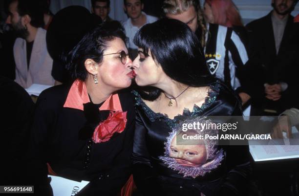 Les chanteuses Guesch Patti et Nina Hagen s'embrassant sur la bouche lors d'un défilé de mode en mars 1993 à Paris, France.