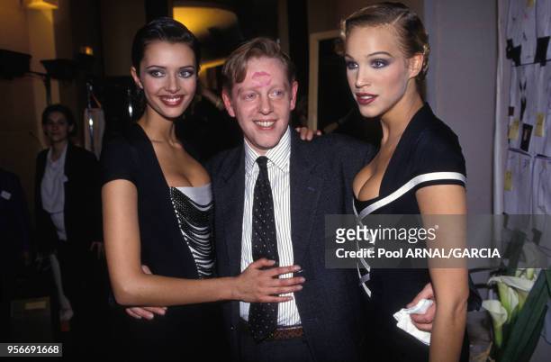 Les top models Heather Stewart-Whyte et Emma avec le styliste Hervé Léger lors ds défilés Prêt-à-porter Automne-Hiver 1993-1994 en mars 1993 à Paris,...