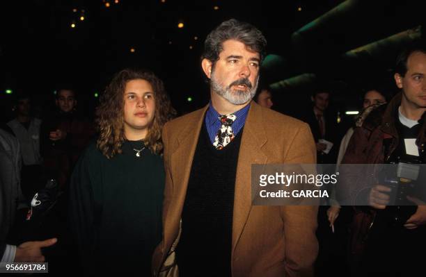 Le réalisateur George Lucas et sa fille Amanda à Euro Disney pour les 65 ans de Mickey en décembre 1993, France.