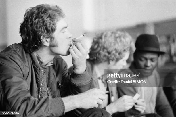 Fumeurs de cannabis lors de la 1ère conférence internationale pour la légalisation du cannabis à Amsterdam du 7 au 10 février 1980, Pays-bas.