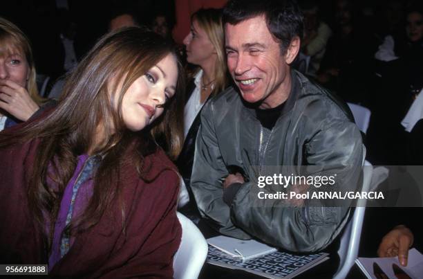 Vanessa Paradis et Jean-Paul Goude assistant à un défilé de mode en mars 1993 à Paris, France.